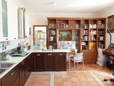 Foto Appartamento in Via Santa Teresa Degli Scalzi, Napoli Sanità di 197 m²
