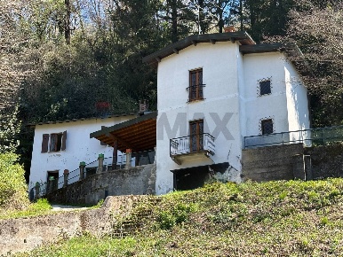 Foto Casa indipendente in Via Scerè 17, Besano di 160 m² con 4 locali
