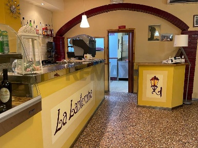 Foto Locale commerciale a Bagni di Lucca Centro di 350 m² con 8 locali
