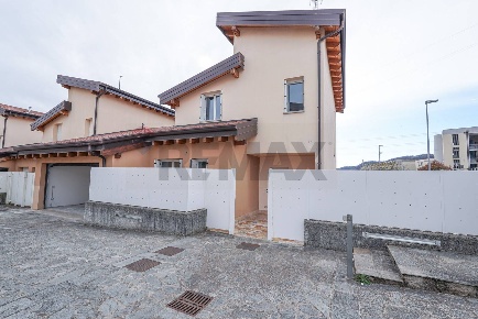 Foto Villa a schiera in Via Federici 3, Trescore Balneario Centro di 140 m²