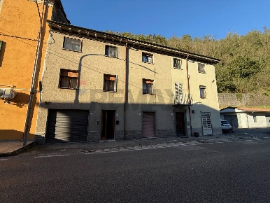 Foto Case semi ndipendenti a Coreglia Antelminelli di 430 m² con 17 locali