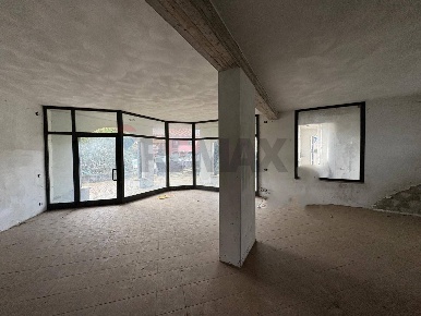 Foto Locale commerciale in Via Piave Fornaci di Barga, Barga di 180 m²