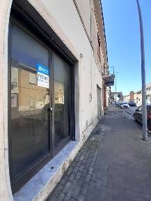 Foto Negozio in Corso Aldo Moro 393, Santa Maria Capua Vetere di 45 m²