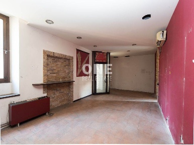 Foto Negozio in VIA GIOSUè CARDUCCI 13, Briosco Capriano di 77 m²