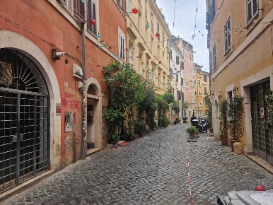 Foto Magazzino in Vicolo del Bologna 14, Roma Trastevere di 10 m²