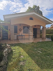 Foto Villa a schiera in Via Omero, Roma di 45 m² con 2 locali in vendita
