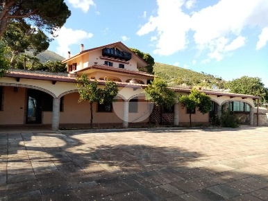 Foto Villa unifamiliare in VIA PETRACOMPOSTA, Formia di 525 m² in vendita