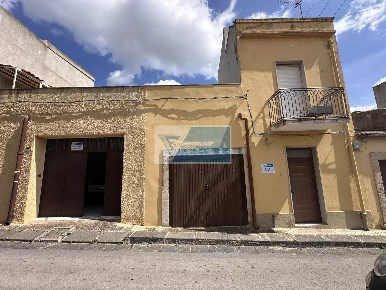 Foto Appartamento in Via Vincenzo Littara, Noto Centro con 6 locali