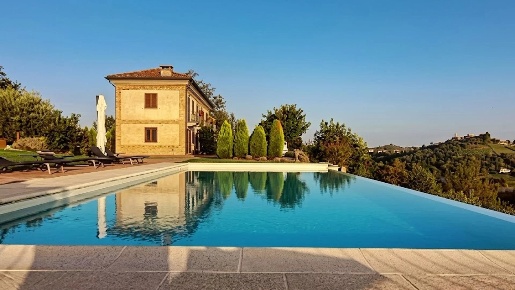 Foto Villa unifamiliare a Vigliano d'Asti Centro con 12 locali in vendita