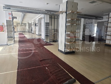 Foto Negozio in Via STRADONE SANTA LUCIA 16-18-20, Verona di 1600 m²