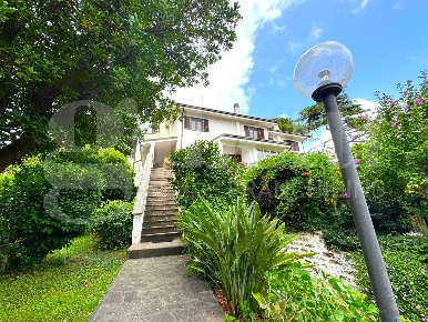 Foto Villa unifamiliare in Viale DELLA REPUBBLICA 280, Marino di 125 m²