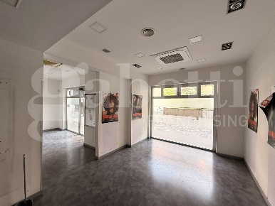 Foto Negozio in Via Vincenzo Renieri 28/30, Roma Tintoretto di 100 m²