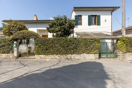 Foto Casa indipendente a Capannoli Centro di 250 m² con 8 locali in vendita