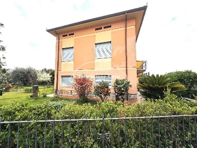 Foto Villa unifamiliare a Capannori Marlia di 200 m² con 10 locali
