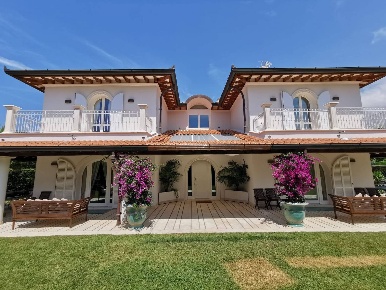 Foto Villa unifamiliare a Forte dei Marmi Vittoria Apuana di 450 m²
