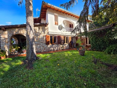 Foto Villa bifamiliare a Massa Centro di 220 m² con 8 locali in vendita