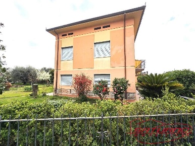 Foto Villa unifamiliare a Capannori Marlia di 200 m² con 10 locali