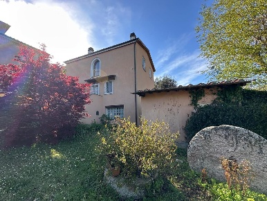 Foto Casale a Crespina Lorenzana di 200 m² con 8 locali in vendita