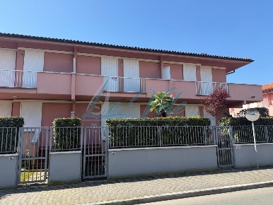 Foto Villa a schiera a Massa Marina di Massa Centro di 75 m² con 5 locali