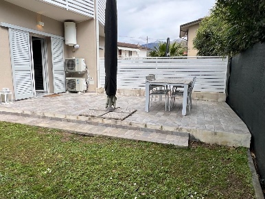 Foto Appartamento a Montignoso Cinquale di 90 m² con 6 locali in vendita