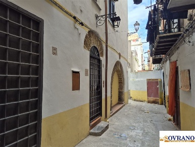 Foto Casa indipendente a Palermo Cassaro di 300 m² con 7 locali in vendita