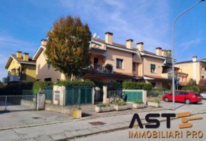 Foto Appartamento in Via Bortolo Eugenio Fina, Vicenza di 175 m² in vendita