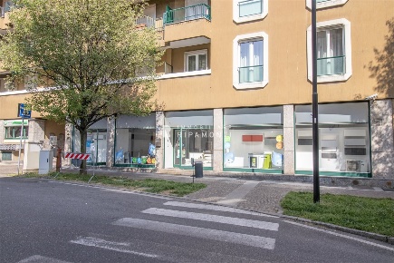 Foto Locale commerciale in Via Azzone Visconti, Lecco Centro di 170 m²