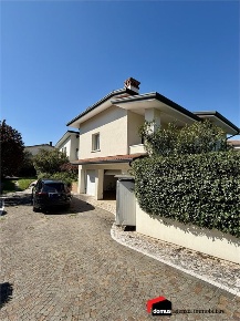 Foto Villa unifamiliare a Thiene Centro di 300 m² con 6 locali in vendita