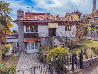 Foto Villa unifamiliare a Massino Visconti Centro di 350 m² con 13 locali