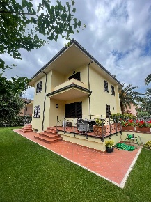 Foto Villa unifamiliare in Via dei Girasoli, Ascoli Piceno di 350 m²