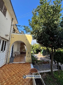 Foto Villa unifamiliare in via mar ionio 42, Pontecagnano Faiano Magazzeno
