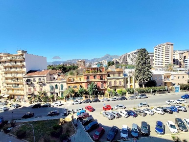 Foto Appartamento in piazza generale antonio cascino 18, Palermo di 78 m²