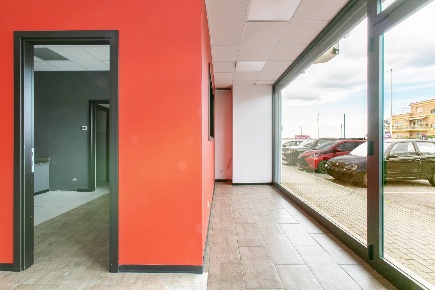 Foto Locale commerciale in via laurentina 157, Pomezia di 205 m² in affitto