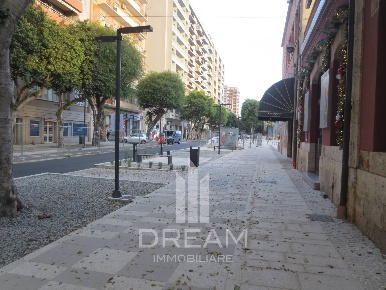 Foto Locale commerciale in Viale Trieste, Cagliari La Plaia di 383 m²