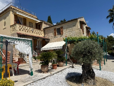 Foto Rustico in Contrada Tesino, Offida di 418 m² con 12 locali in vendita