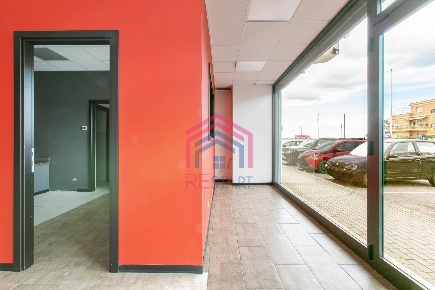 Foto Locale commerciale in VIA LAURENTINA 157, Pomezia di 205 m² in vendita
