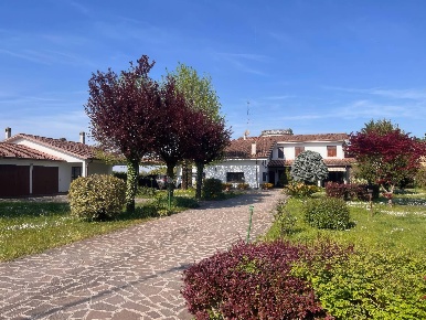 Foto Villa unifamiliare a Porto Mantovano di 490 m² con 10 locali