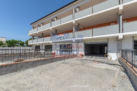 Foto Locale commerciale in Via Dionisio, Giardini-Naxos Centro di 105 m²
