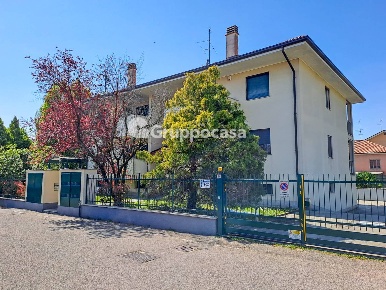 Foto Posti auto in Via M. Melloni 5, Magenta Centro di 20 m² con 1 locali