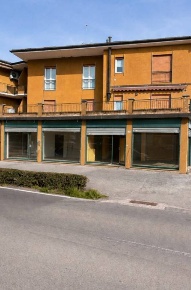 Foto Locale commerciale in Via Piave 17, Rogeno Centro di 180 m² in vendita