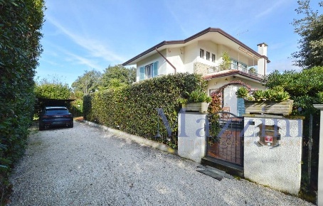 Foto Villa unifamiliare in Via Volta, Forte dei Marmi Vittoria Apuana