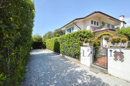 Foto Villa unifamiliare in Via Volta, Forte dei Marmi Vittoria Apuana