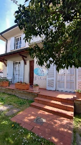 Foto Villa unifamiliare in VIA DEI COMPARINI, Viareggio Bicchio - Varignano