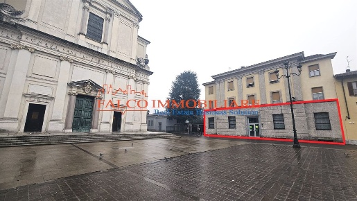 Foto Negozio in Piazza Conciliazione, Desio di 530 m² con 2 locali