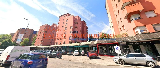 Foto Negozio in Via delle Forze Armate, Milano Baggio di 50 m² con 2 locali