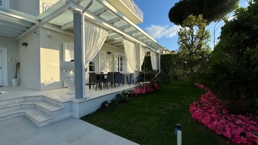 Foto Villa unifamiliare in Via Leonardo da Vinci, Pietrasanta di 380 m²