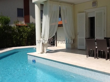 Foto Villa unifamiliare in Via Leonardo da Vinci, Pietrasanta di 380 m²