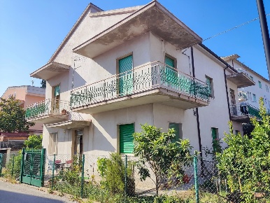 Foto Appartamento a Pescara Tiburtina di 115 m² con 7 locali in vendita