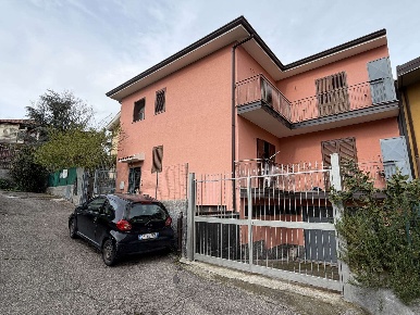 Foto Villa unifamiliare a Belpasso Centro di 238 m² con 12 locali