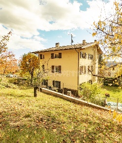 Foto Case semi ndipendenti a Polinago di 246 m² con 8 locali in vendita